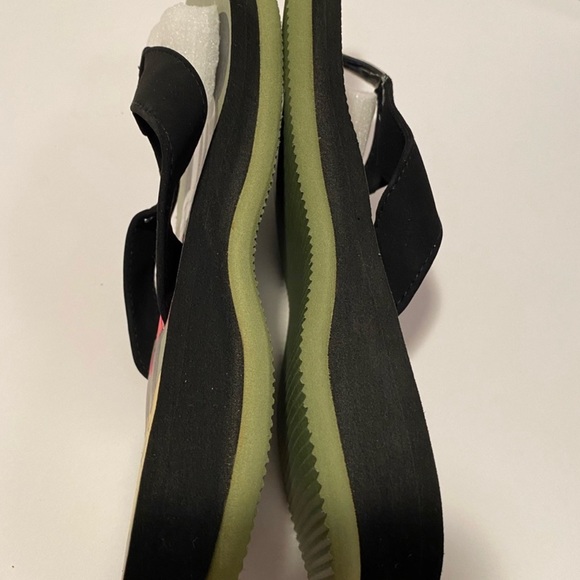 BNIB Mickey Mouse Flipflops 5/6 - Picture 8 of 8